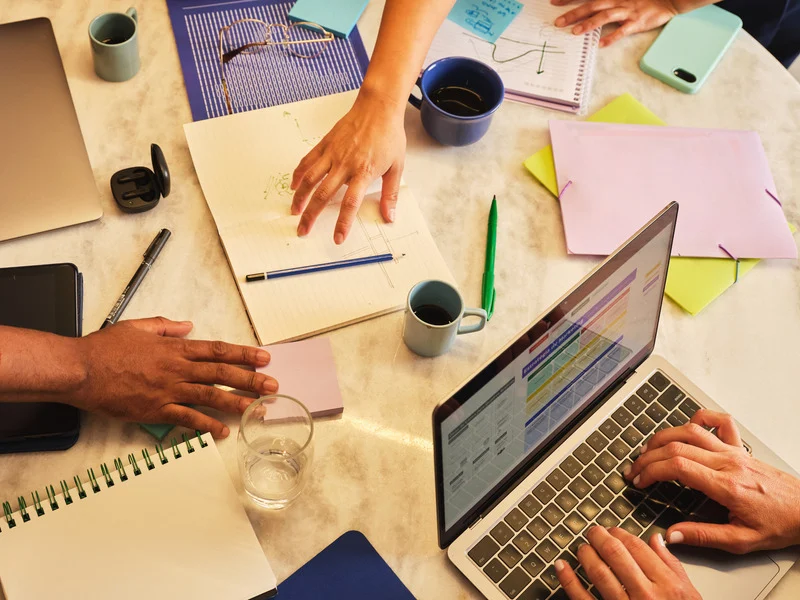 Equipo de expertos implementando soluciones de seguridad electrónica